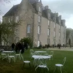 Un joli point de vue sur la chapelle et communs