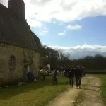 Devant la chapelle